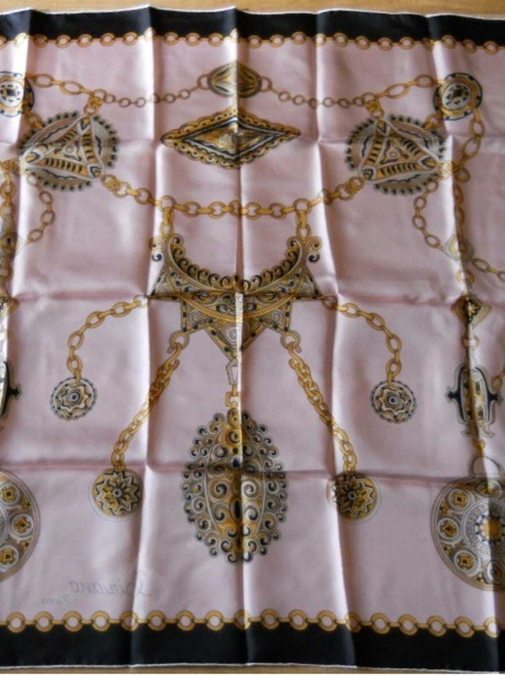 Ciriano Roma 
 Scarf with Ornate Medallion Print